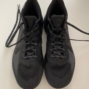 Kyrie Flytrap V Basketball Shoe -Size 9 Women’s